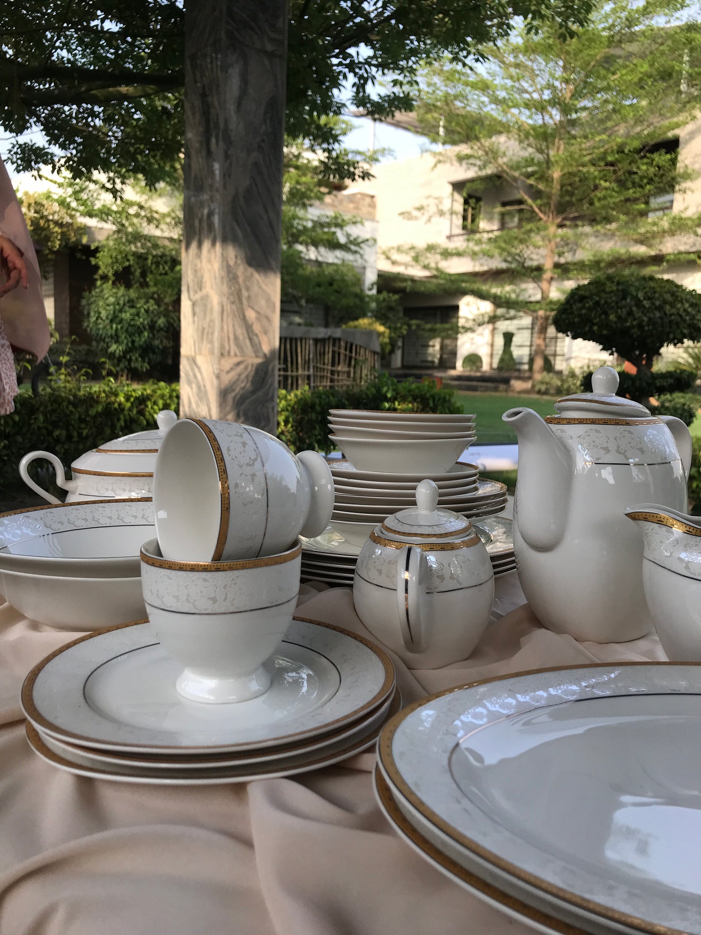 24 Piece Dinnerware Set