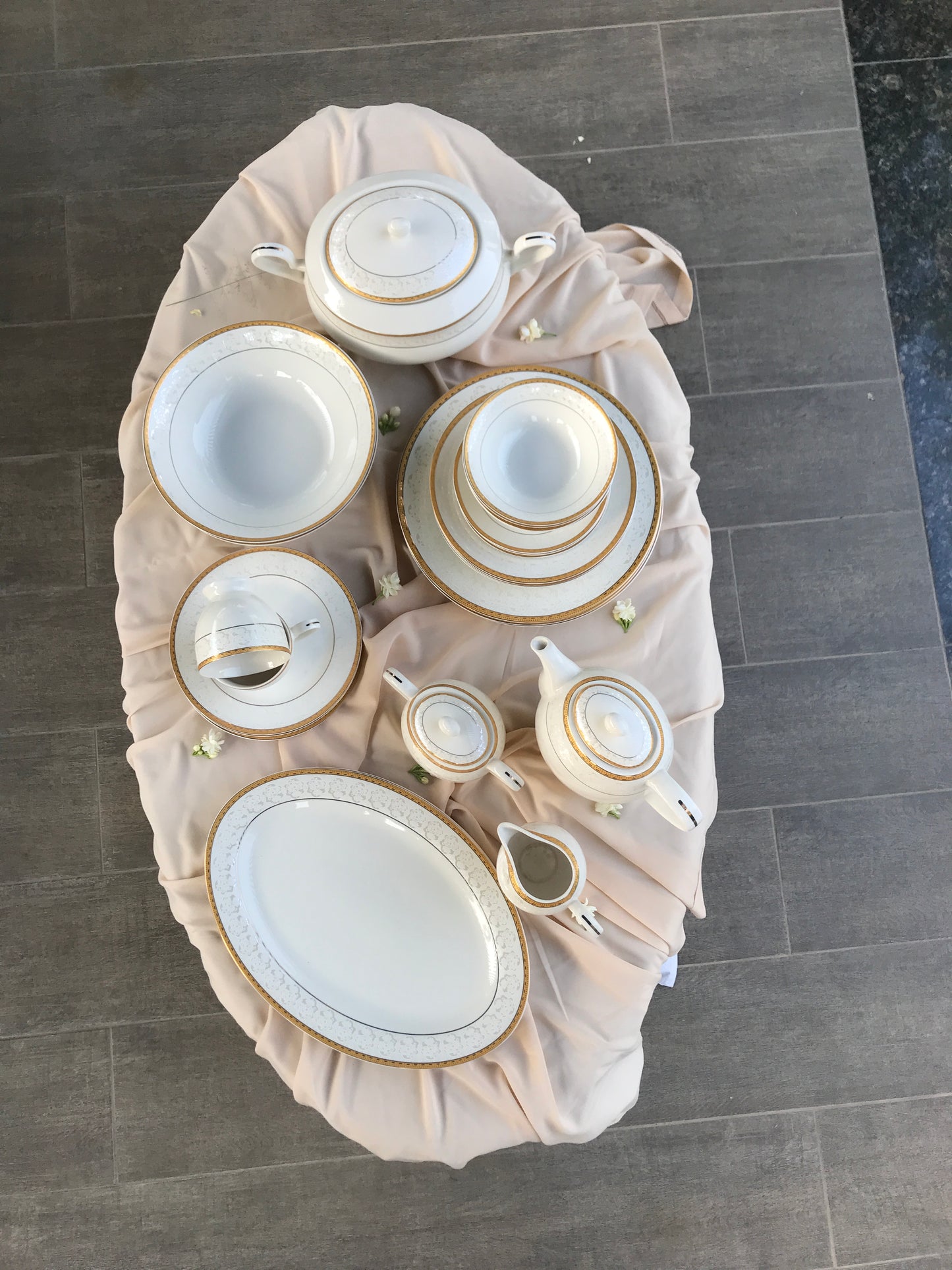 24 Piece Dinnerware Set