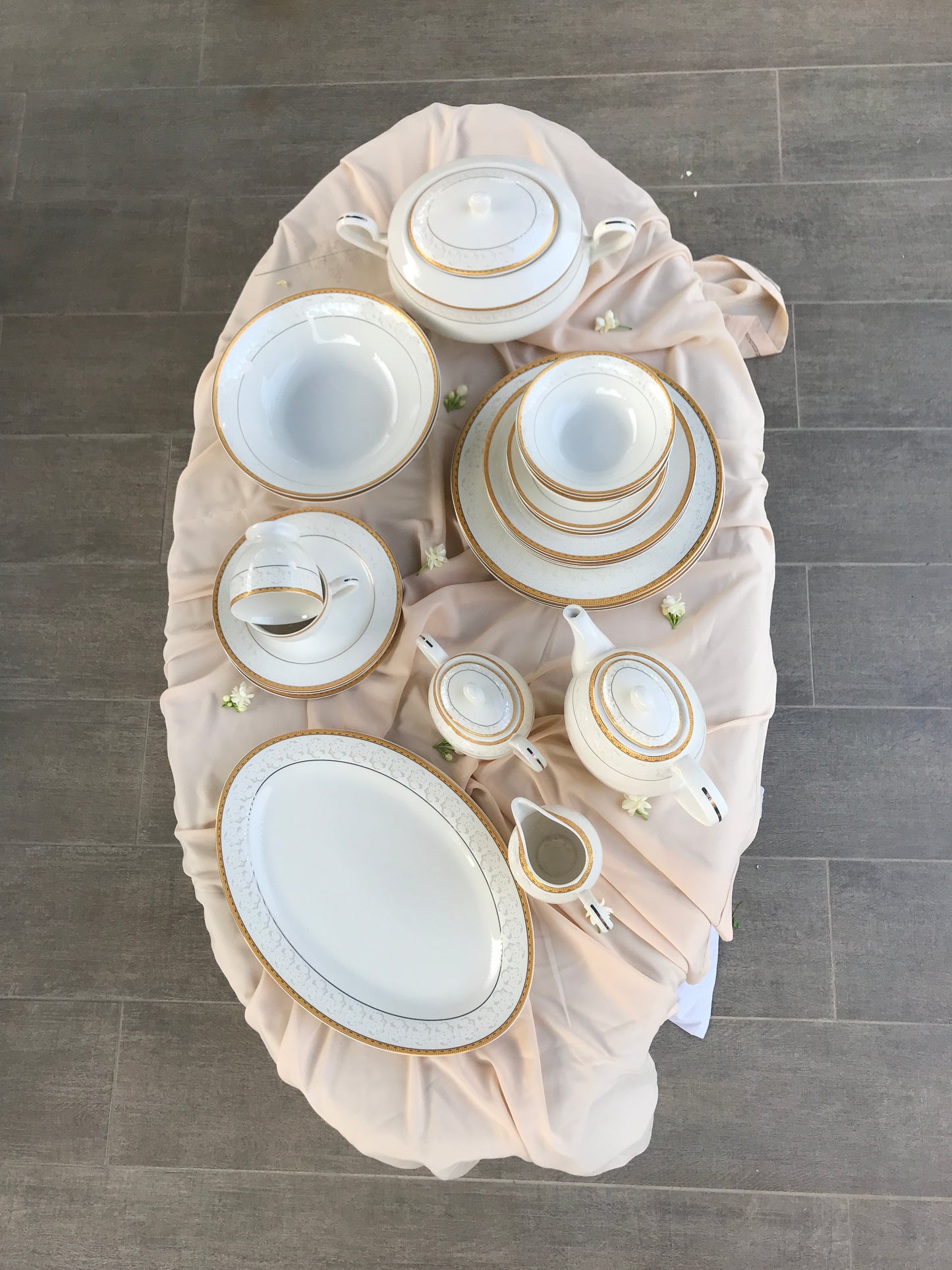 24 Piece Dinnerware Set