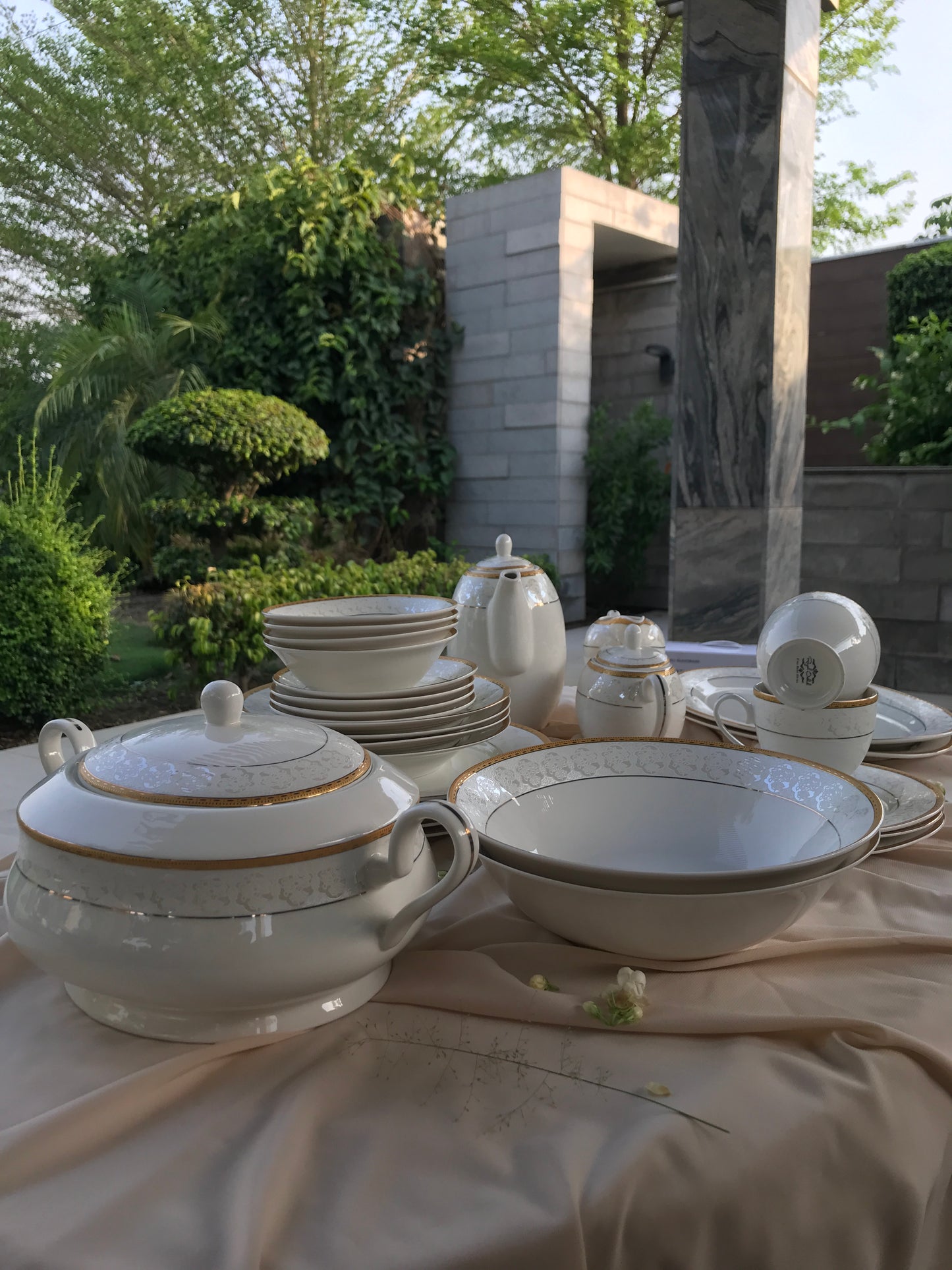 24 Piece Dinnerware Set