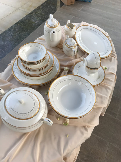 24 Piece Dinnerware Set